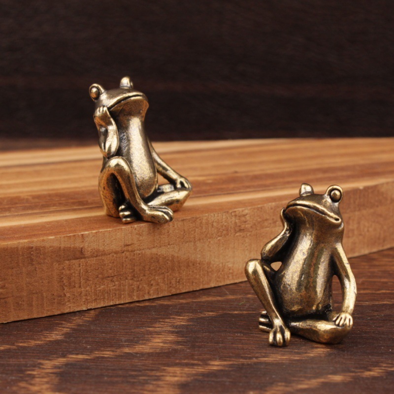 Brass material frog thinking design ornament