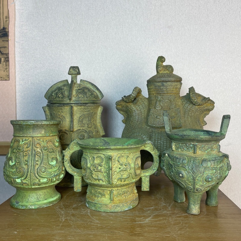 Antique bronze ware, various containers and ornaments