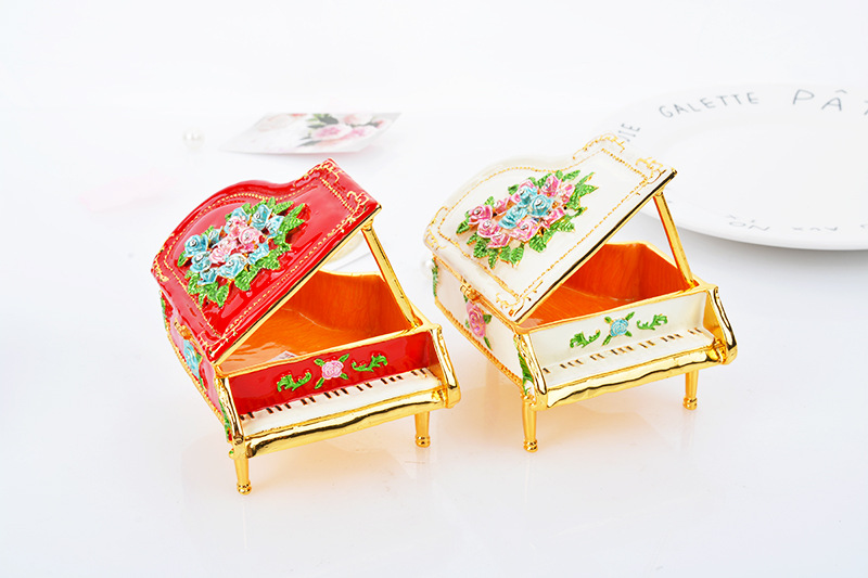 Piano shaped jewelry box