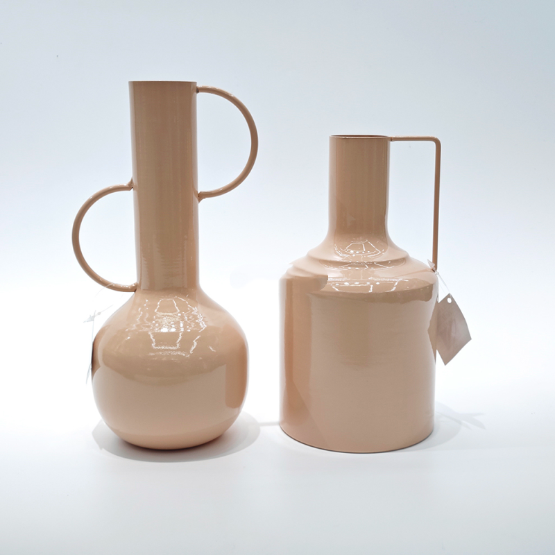 The Iron Vase: Timeless Choice for Modern Interiors